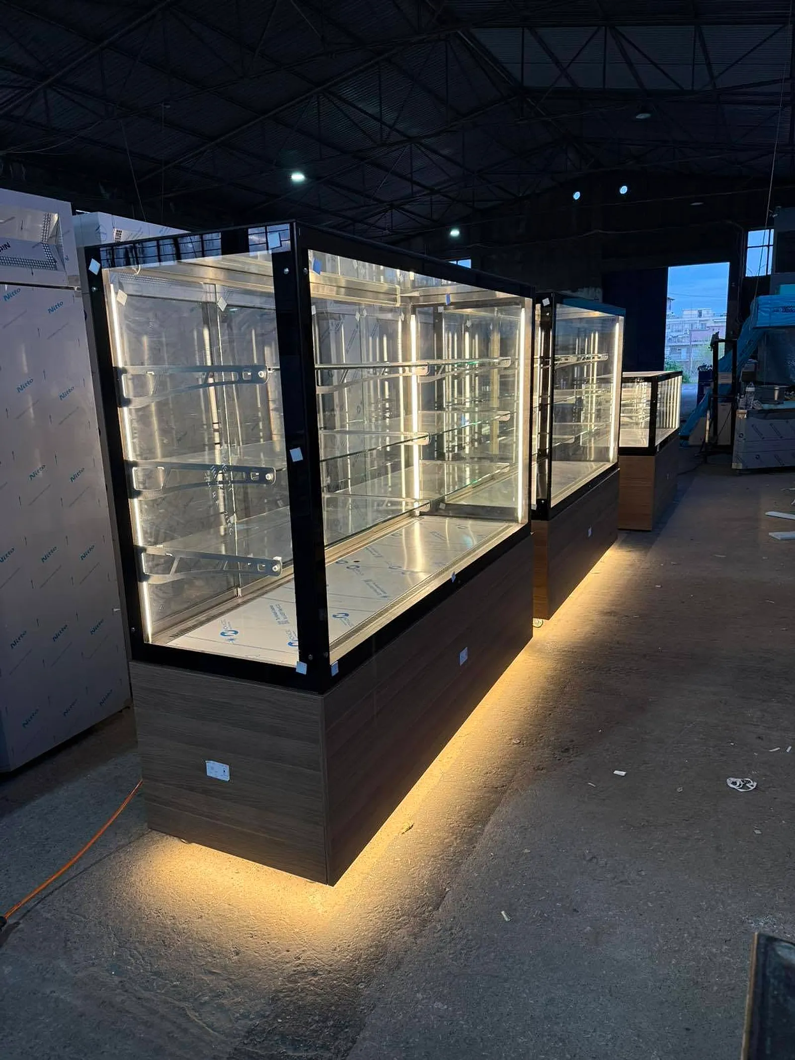 Βιτρίνες INOX AEP με φωτισμό LED στο εργοστάσιό μας στη Θεσσαλονίκη