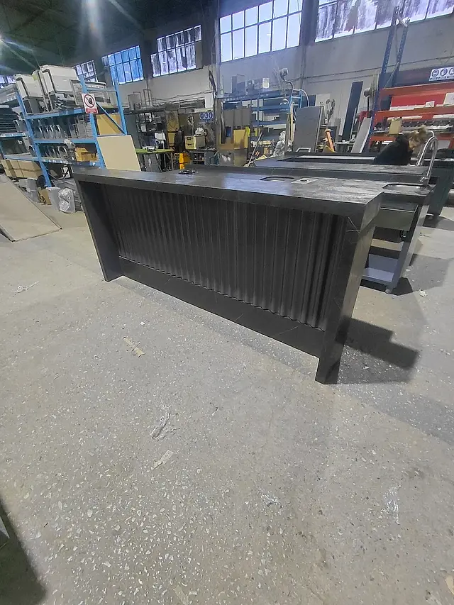 Cafe bar: Bar counter with fluted front panel