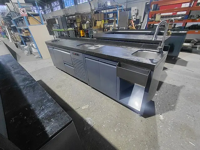 Cafe bar: Complete refrigerated bar counter