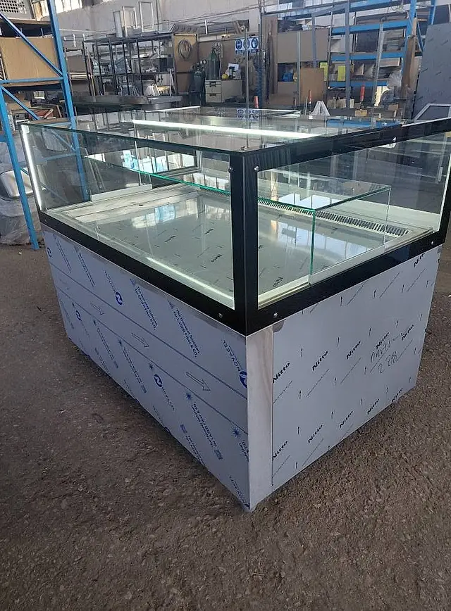 Production: Refrigerated display case with flat glass