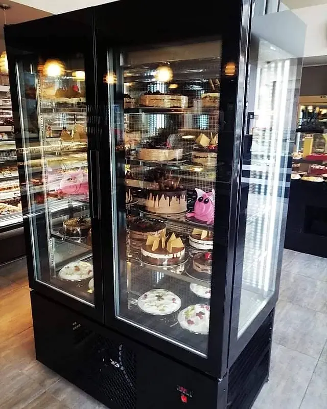 Patisserie: Upright refrigerated cake display