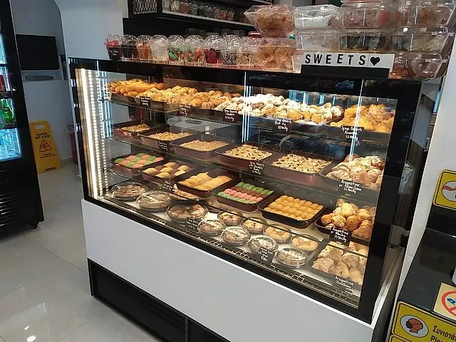Patisserie: Refrigerated sweets display case