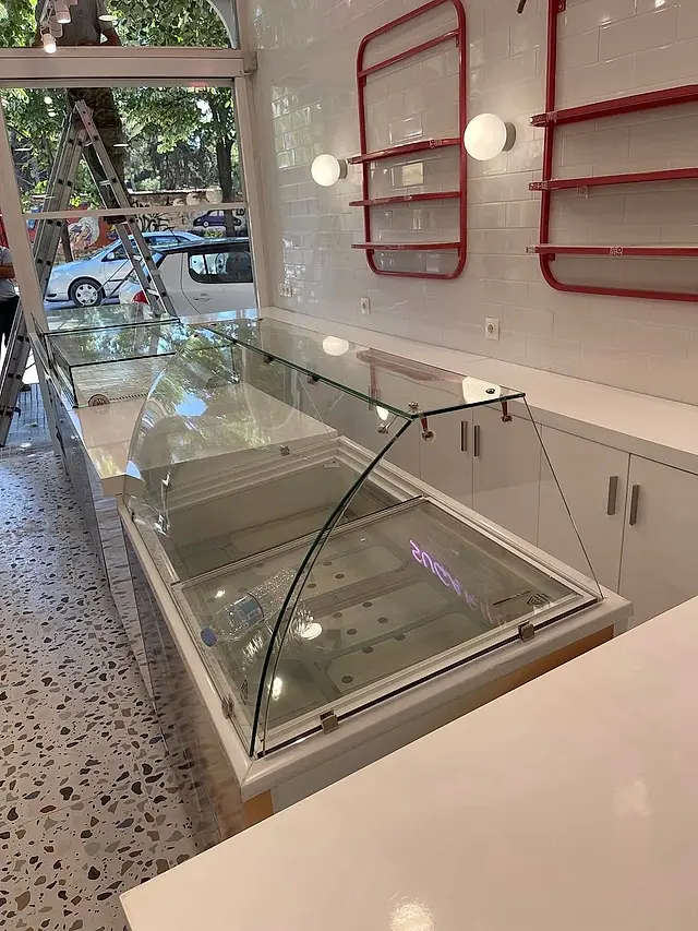 Patisserie: Curved glass ice cream display case