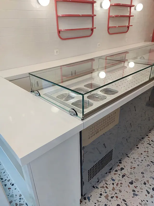 Patisserie: Countertop refrigerated display case