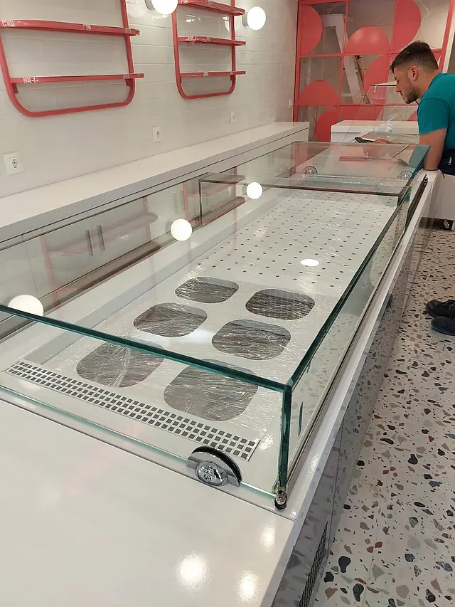Patisserie: Refrigerated counter display