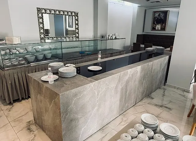 Hotel: Buffet with glass display cases