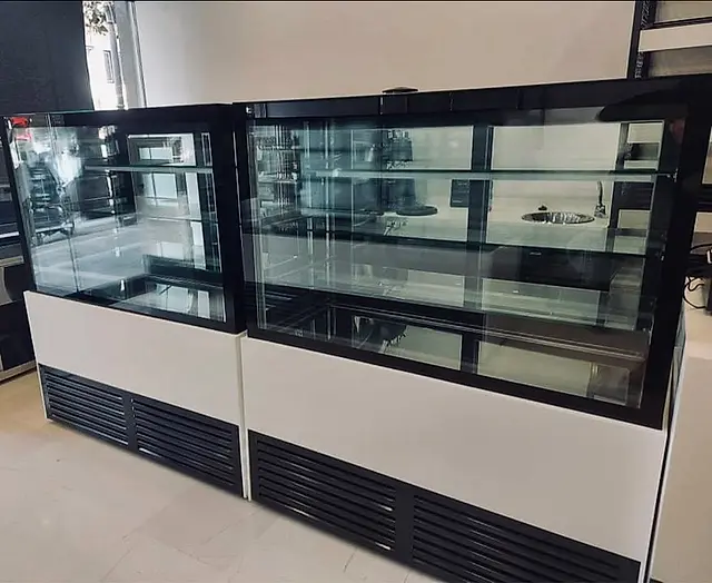Patisserie: Refrigerated pastry display cases