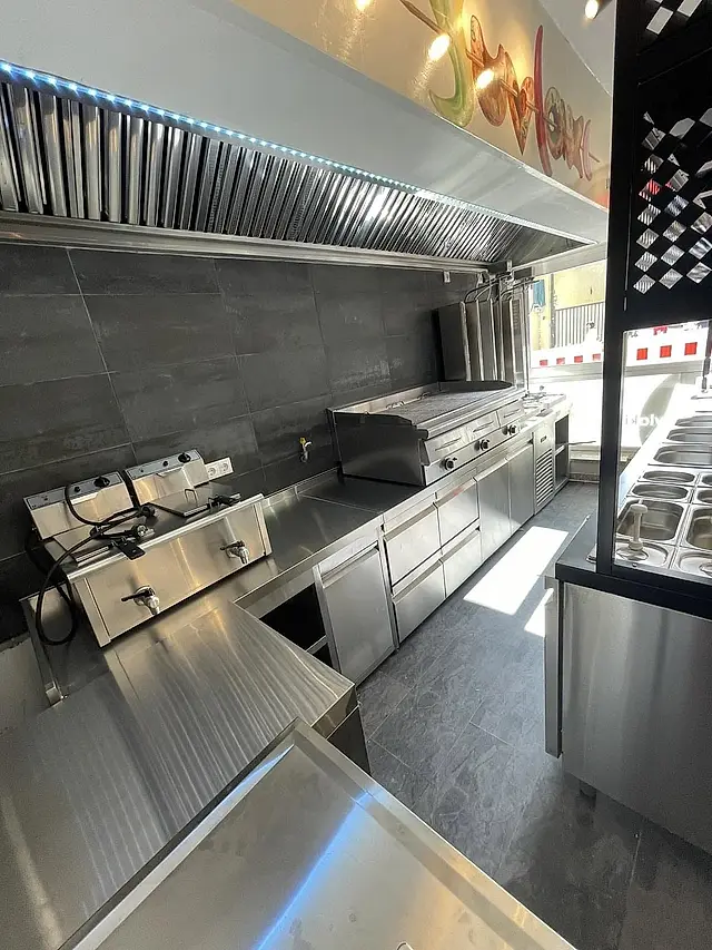 Grill house: Kitchen line with hood and grill