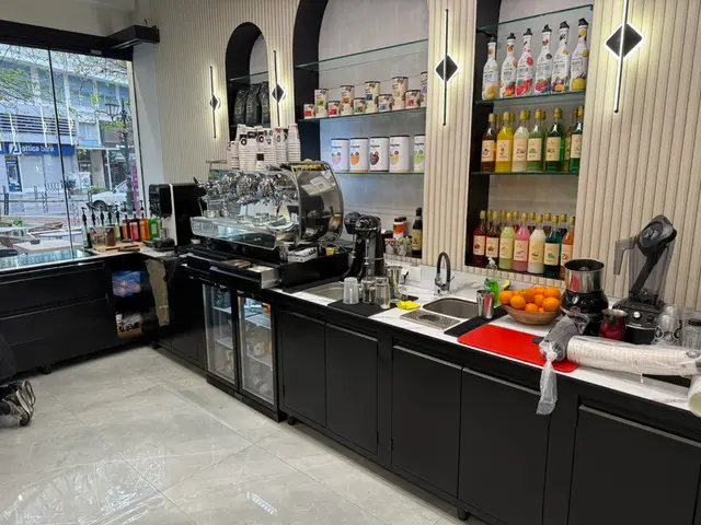 Cafe: Bar Counter